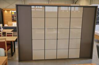 Wiemann Quito Kleiderschrank – 6-türig, 300 × 218 × 60 cm, Havanna/Glas Champagner