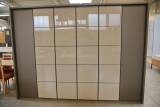 Wiemann Quito Kleiderschrank – 6-türig, 300 × 218 × 60 cm, Havanna/Glas Champagner