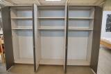 Wiemann Quito Kleiderschrank – 6-türig, 300 × 218 × 60 cm, Havanna/Glas Champagner
