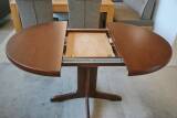 Klose Esstisch + 4 Stühle – Buche/Nussbaum, 95–132 × 95 cm