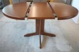 Klose Esstisch + 4 Stühle – Buche/Nussbaum, 95–132 × 95 cm